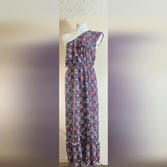 Francesca’s Maxi Dress. Style Jadeen Size Small shoulder. - Picture 2 of 15